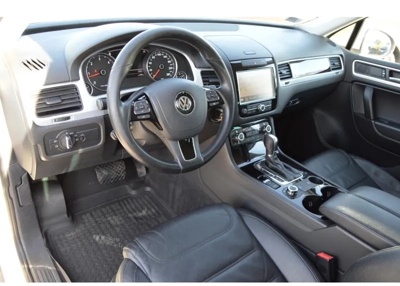 Volkswagen Touareg cena 53000 przebieg: 260000, rok produkcji 2011 z Jastrowie małe 154